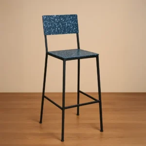 Taburetes altos de plástico reciclado, ideales para barras de bar y restaurante