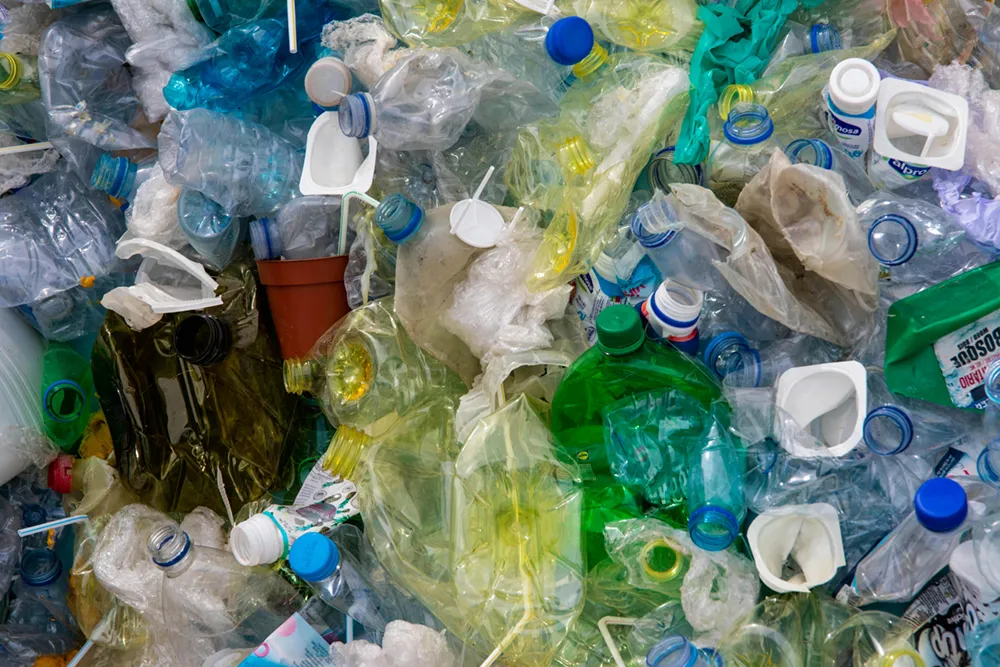 basura-plastic-contaminante Acumulación de residuos plásticos ilustrando la magnitud de la crisis global del plástico