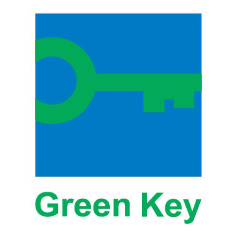 Green-key Logo del Sello Green Key, certificación internacional que reconoce la sostenibilidad ambiental en hoteles y alojamientos turísticos.