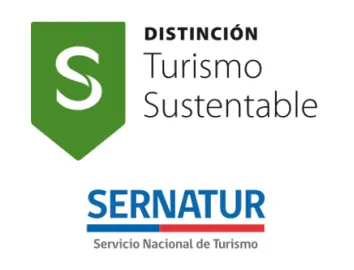 sello_s_sernatur Logo del Sello S de Sernatur, que certifica la sostenibilidad en hoteles chilenos, reflejando el cumplimiento normativo en la industria turística.