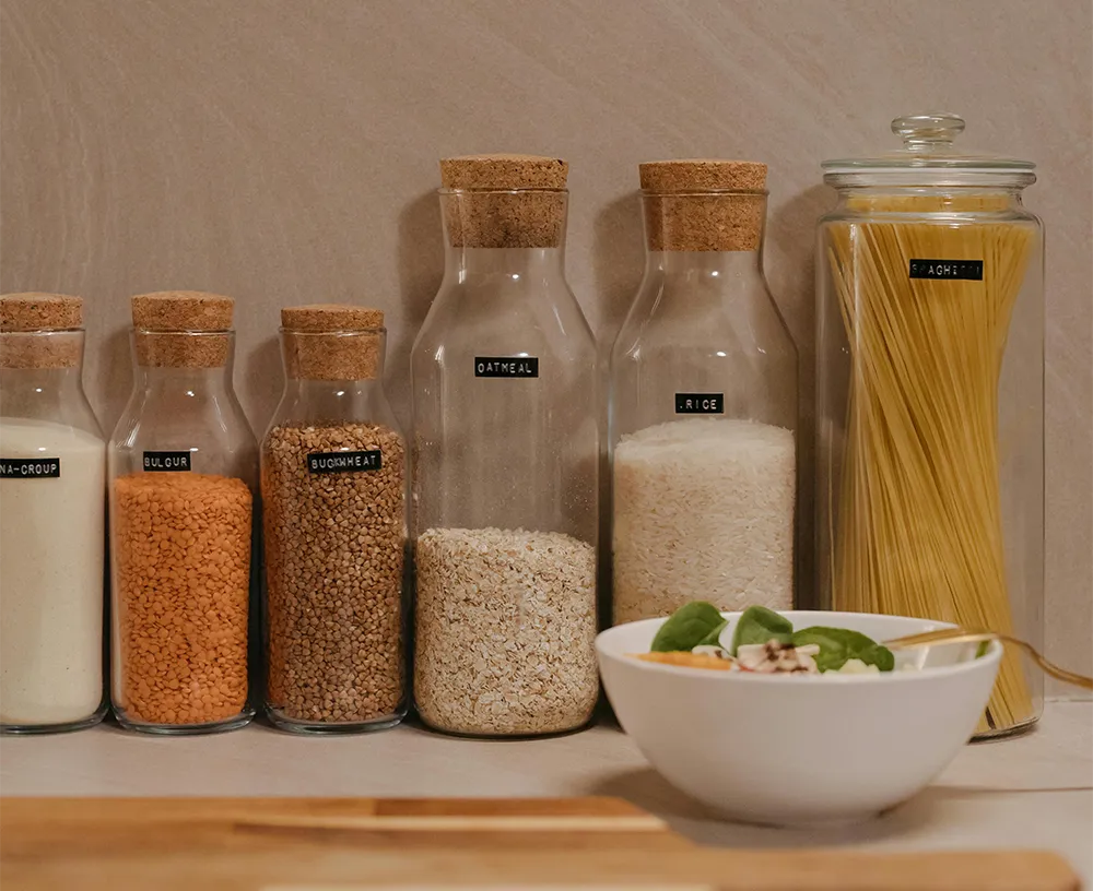 los frascos de vidrio pueden ser tus mejores aliados en la cocina. Puedes comprar a granel y depositar en los frascos para conservar. Con esto, puedes reducir el plástico en casa