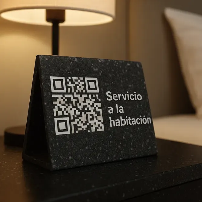 Parante-QR-servicio-habitacion (1) Parante QR de plástico reciclado. conoce nuestro productos de plástico reciclado para hoteles en Revivir