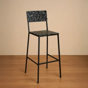 Taburete alto fabricado con plástico reciclado