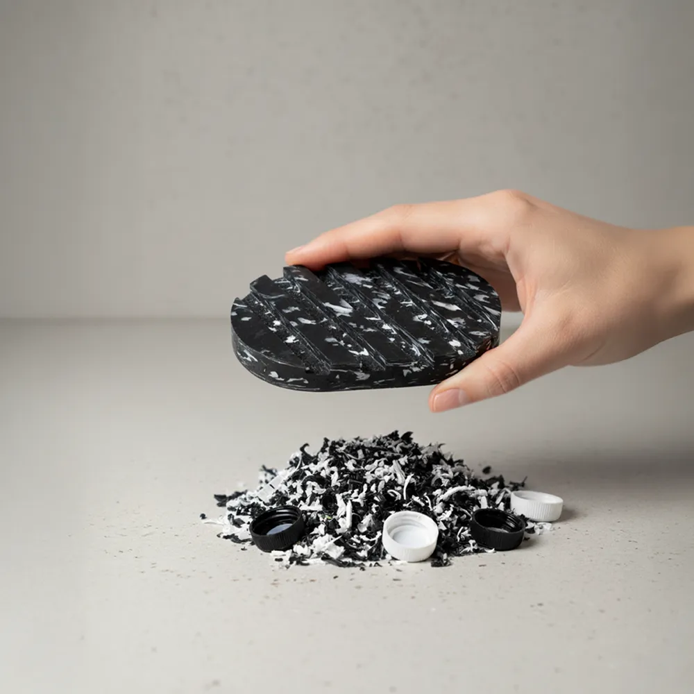 jabonera-plastico-reciclado-imagen Transformamos lo que antes fue basura, en productos de diseño y gran calidad