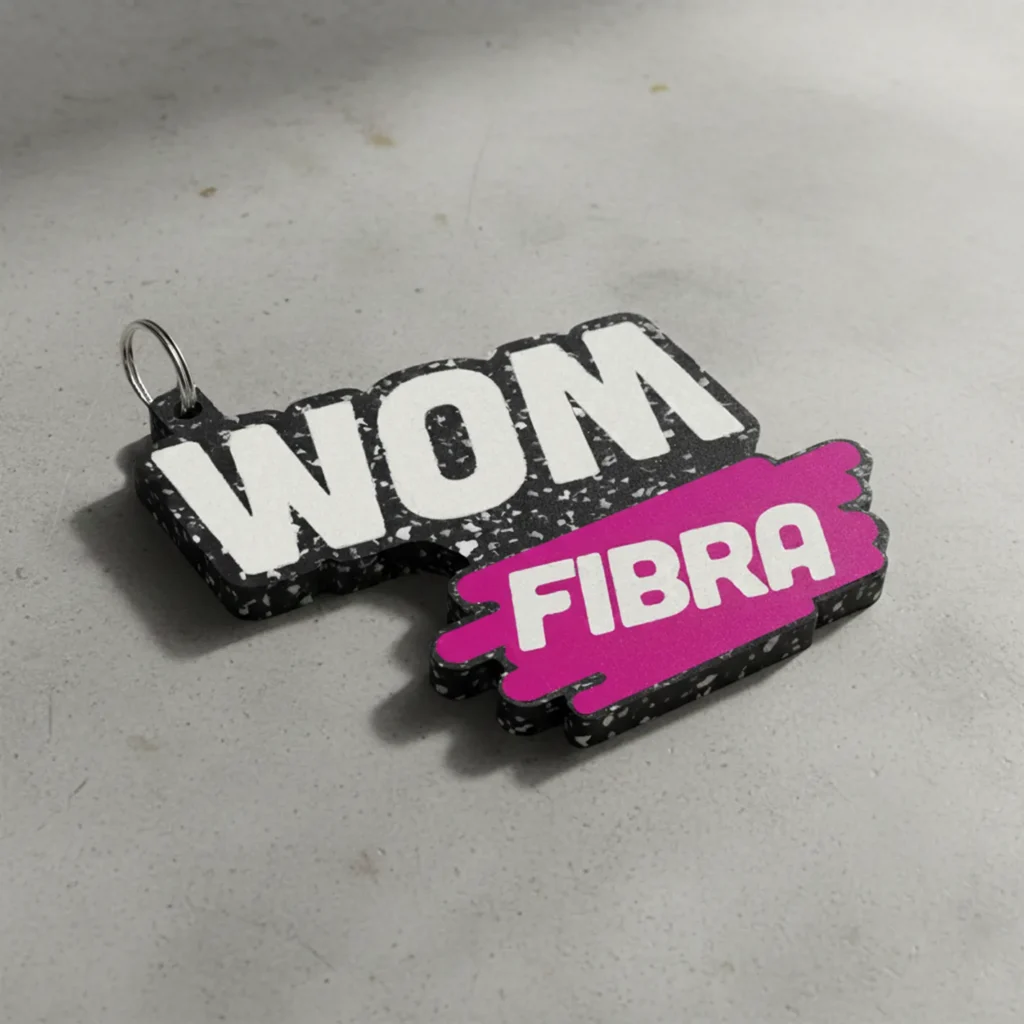 llavero de plastico reciclado para marca wom fibra. Regalo corporativo sustentable de revivir