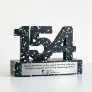 galvano conmemorativo por los 154 años del Hospital del Salvador. Fabricado con plástico reciclado. Producto sustentable de revivir