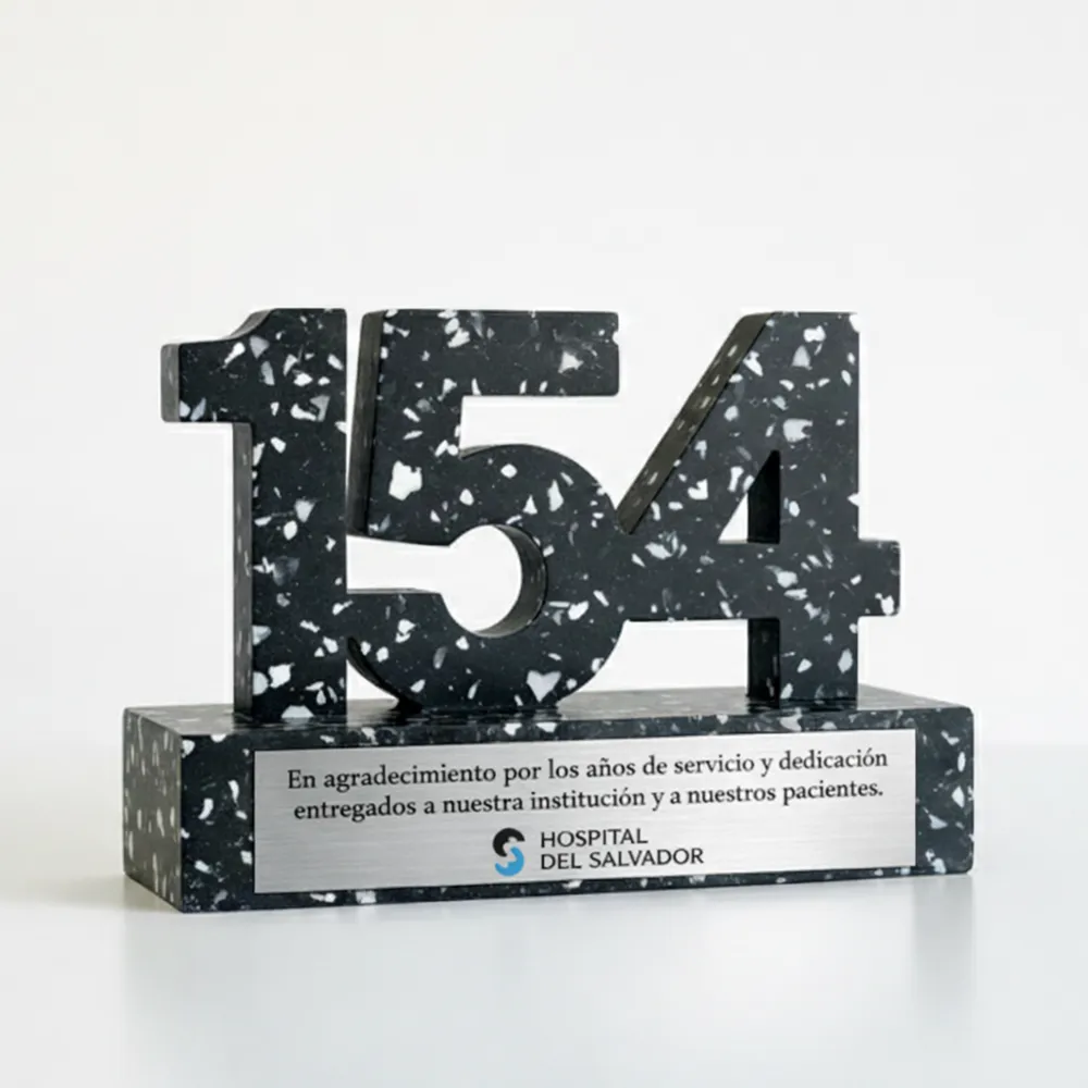 galvano conmemorativo por los 154 años del Hospital del Salvador. Fabricado con plástico reciclado. Producto sustentable de revivir