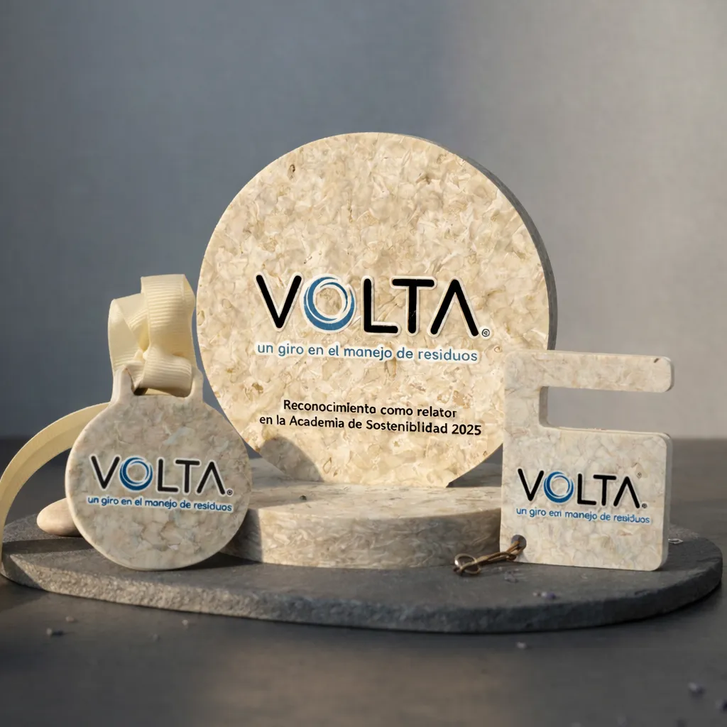 productos de plástico reciclado para la marca volta. Galvano, Medalla y llavero posa smartphone de plástico reciclado. Productos fabricados por revivir